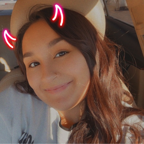 Meet your Posher, Alyssa - Picture 2 of 2